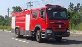 湖北江南與鄂爾多斯簽訂的消防車(chē)準(zhǔn)備發(fā)車(chē)